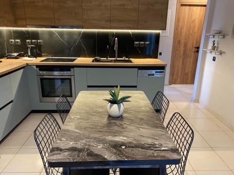 Kitchen or kitchenette, Dining area, stove