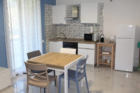 Coffee/tea facilities, Kitchen or kitchenette, Dining area, oven, stove