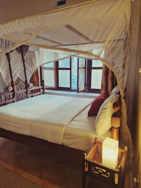 Bed, Photo of the whole room, Bedroom, Inner courtyard view, internet, air conditioner