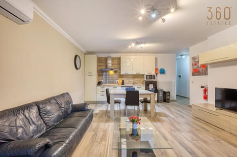 Kitchen or kitchenette, Seating area, Dining area, pet friendly, air conditioner