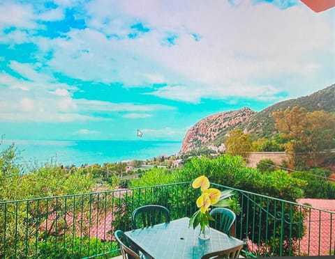Day, Natural landscape, View (from property/room), Balcony/Terrace, Dining area, Sea view
