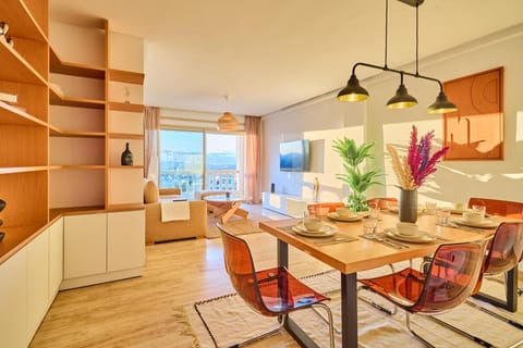TV and multimedia, Living room, Seating area, Dining area