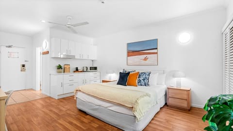 Bed, Kitchen or kitchenette, Photo of the whole room, Bedroom