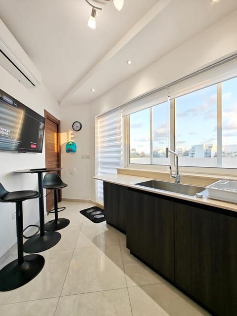 Property building, TV and multimedia, Kitchen or kitchenette, air conditioner