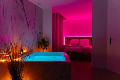 Bed, Hot Tub, Photo of the whole room, Bedroom