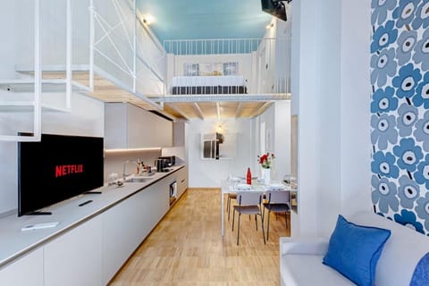 TV and multimedia, Kitchen or kitchenette, Living room, Seating area, Dining area