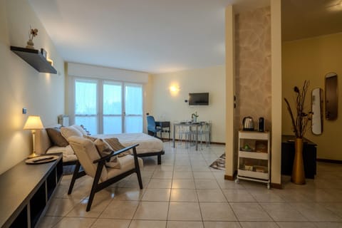 Bed, TV and multimedia, Kitchen or kitchenette, Living room, Seating area, air conditioner