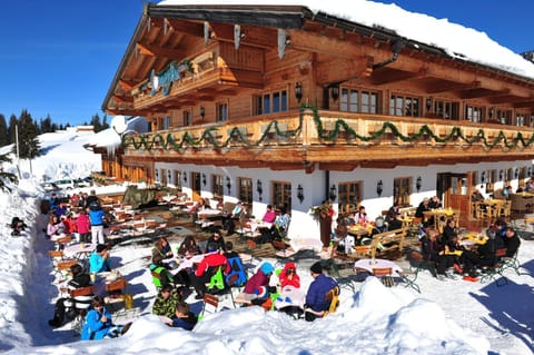 Facade/entrance, Off site, Day, People, Natural landscape, Winter, Ski School, Skiing, Food, Guests, Mountain view, Meals, Lunch, Drinks, Alcoholic drinks, Non alcoholic drinks, group of guests, Family