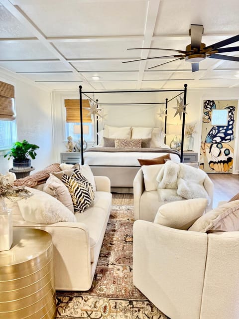 The Wing - luxurious king suite tiny studio home! House in Table Rock Lake