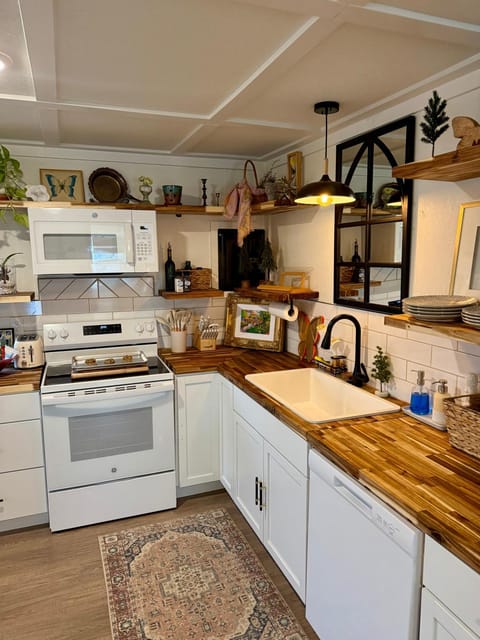 The Wing - luxurious king suite tiny studio home! House in Table Rock Lake