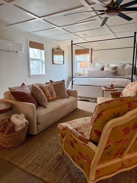 The Wing - luxurious king suite tiny studio home! House in Table Rock Lake