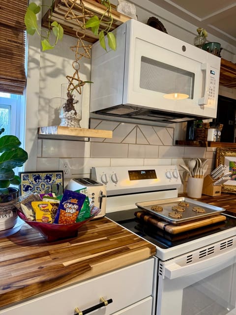 The Wing - luxurious king suite tiny studio home! House in Table Rock Lake