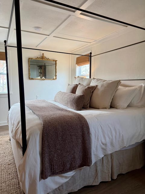 The Wing - luxurious king suite tiny studio home! House in Table Rock Lake