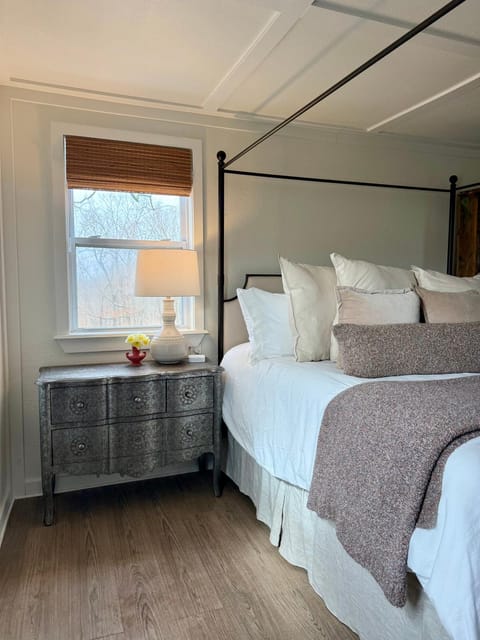 The Wing - luxurious king suite tiny studio home! House in Table Rock Lake