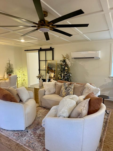 The Wing - luxurious king suite tiny studio home! House in Table Rock Lake