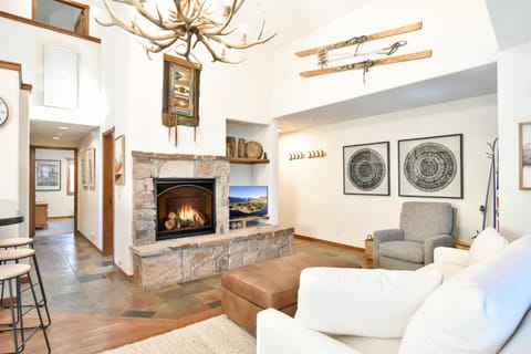 Los Pinos Off-Piste Retreat: Walk to Lift, Pool/Hot Tub Apartment in Breckenridge