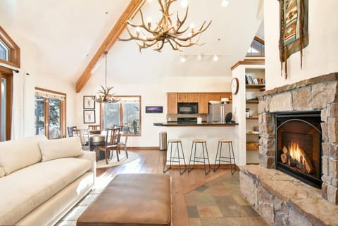 Los Pinos Off-Piste Retreat: Walk to Lift, Pool/Hot Tub Apartment in Breckenridge