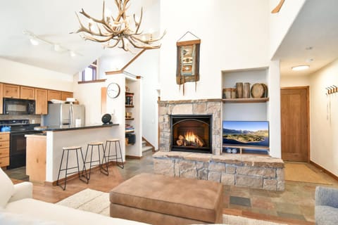Los Pinos Off-Piste Retreat: Walk to Lift, Pool/Hot Tub Apartment in Breckenridge