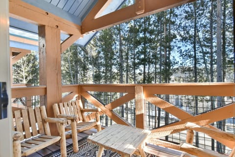 Los Pinos Off-Piste Retreat: Walk to Lift, Pool/Hot Tub Apartment in Breckenridge