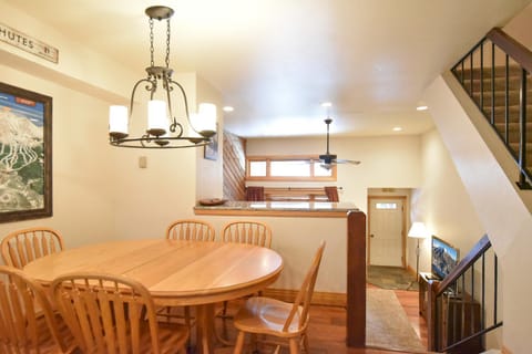 Winterpoint Snowbound Townhome - Walk to Town/Slopes Apartment in Breckenridge