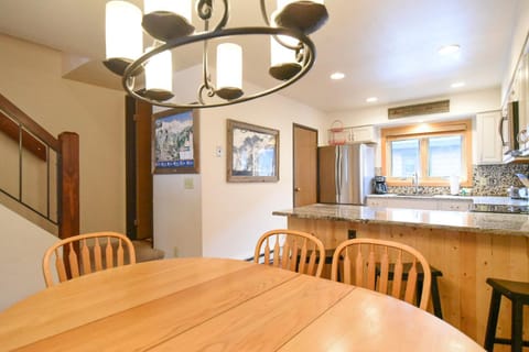 Winterpoint Snowbound Townhome - Walk to Town/Slopes Apartment in Breckenridge