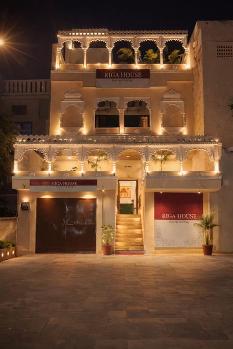 Property building, Facade/entrance, Night
