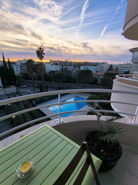 Day, Natural landscape, View (from property/room), Balcony/Terrace, Balcony/Terrace, Pool view, Swimming pool, Swimming pool, sunbed