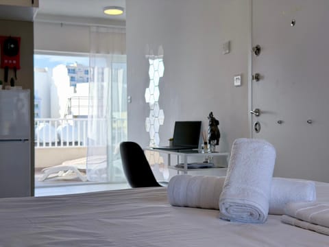 Bed, TV and multimedia, Photo of the whole room, Bedroom, towels