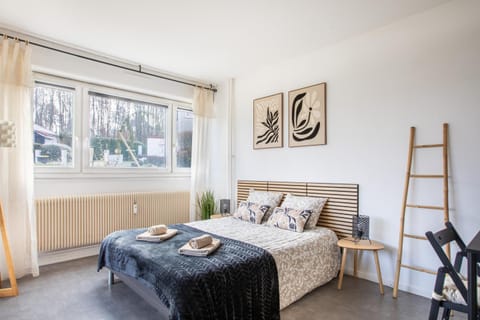 Bed, Photo of the whole room, Bedroom, towels