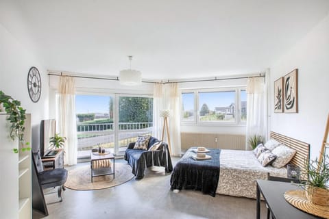 Patio, Bed, Natural landscape, TV and multimedia, View (from property/room), Balcony/Terrace, Living room, Seating area, Garden view, Parking, heating, internet, storage, toaster, towels, washing machine