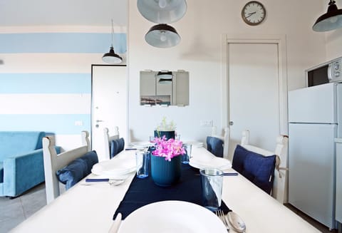 TV and multimedia, Kitchen or kitchenette, Living room, Seating area, Dining area