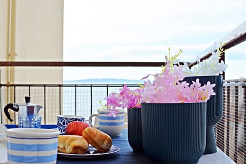 Natural landscape, View (from property/room), Balcony/Terrace, Food and drinks, Food, Sea view, Breakfast