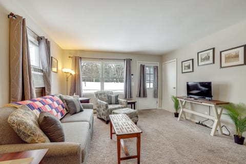 2 Mi to CMU! Quaint Bungalow with Fenced Backyard House in Mount Pleasant