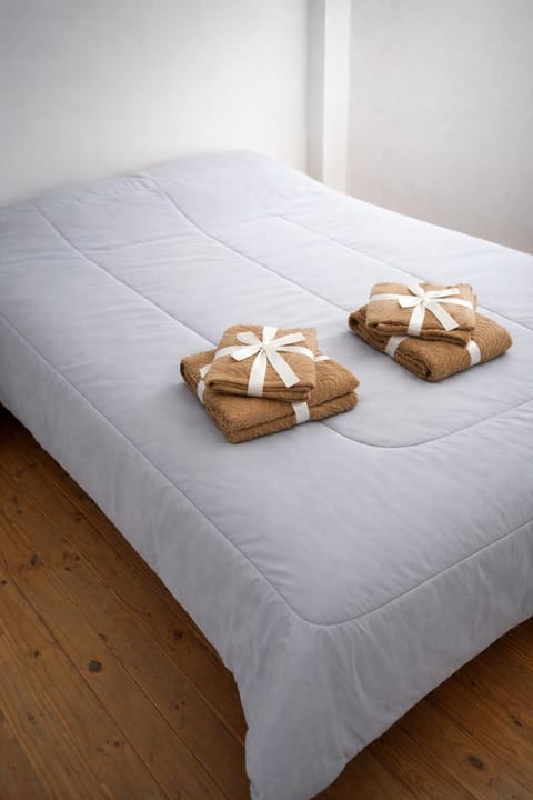 Bed, towels