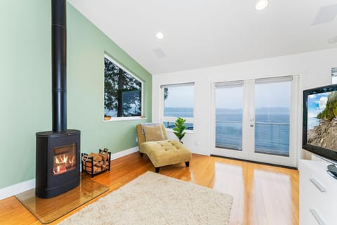 Hood Canal Shoreline Escape House in Brinnon