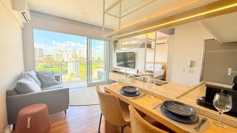 Communal lounge/ TV room, TV and multimedia, Living room, Dining area, City view