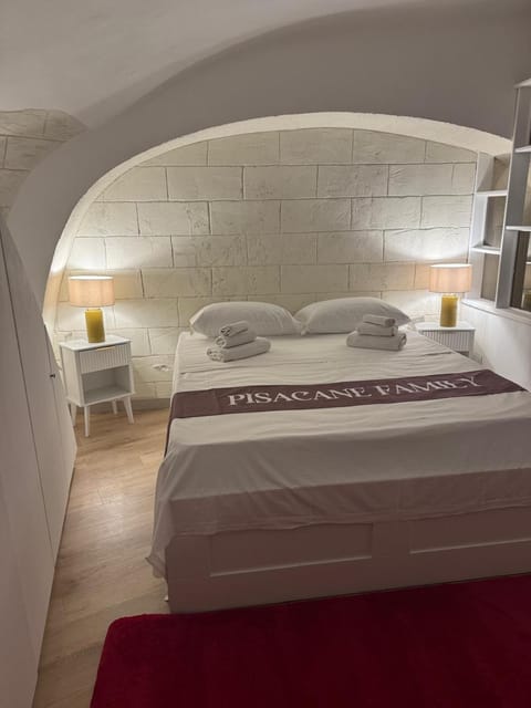 Bed, Photo of the whole room, towels