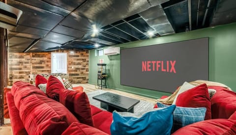 Epic Poconos Pad - Pool - Hot Tub - Gym - Golf Sim House in Middle Smithfield