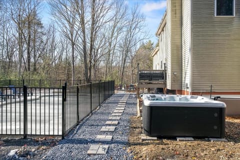 Epic Poconos Pad - Pool - Hot Tub - Gym - Golf Sim House in Middle Smithfield