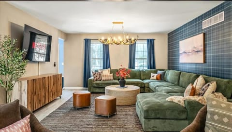 Epic Poconos Pad - Pool - Hot Tub - Gym - Golf Sim House in Middle Smithfield