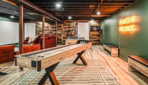 Epic Poconos Pad - Pool - Hot Tub - Gym - Golf Sim House in Middle Smithfield