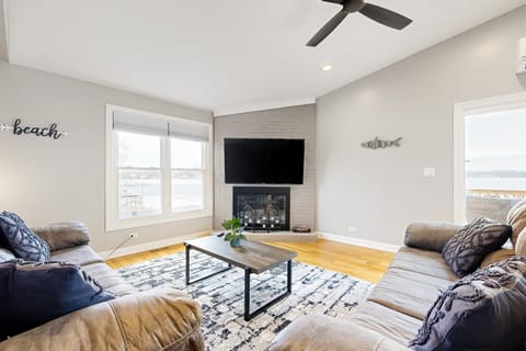 Waterfront Fun! Group Getaway on Lake Marie House in Illinois