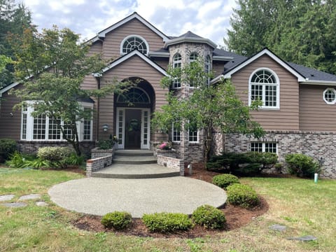 Cascadia Family Mansion, Hot Tub, Game Room, Gym! House in Issaquah