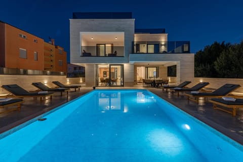 Shower, Property building, Facade/entrance, BBQ facilities, Garden, View (from property/room), Landmark view, Pool view, Area and facilities, Swimming pool