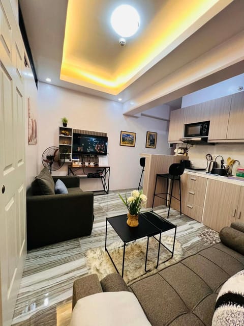Kitchen or kitchenette, Living room, Seating area, minibar, oven