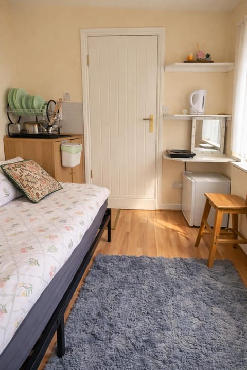 Kitchen or kitchenette, Bedroom