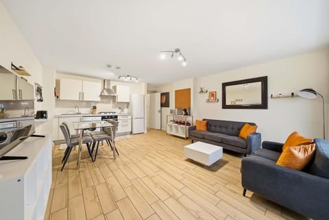 TV and multimedia, Kitchen or kitchenette, Living room, Seating area, Dining area, stove