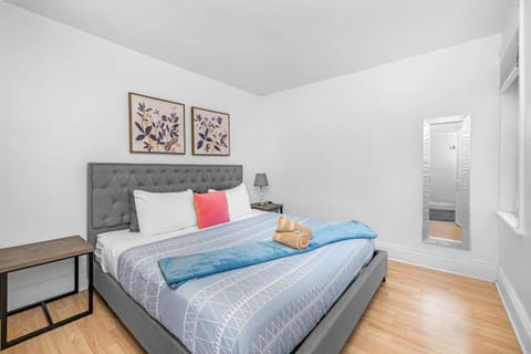 Urban 3BR Getaway Walk to ByWard Market- UOttawa Apartment in Gatineau