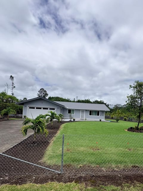 Property building, Facade/entrance, Garden, Parking