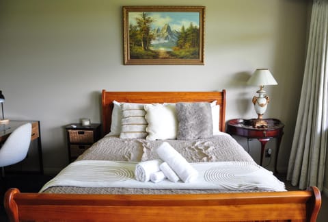 Bed, Decorative detail, Bedroom, towels